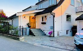 Feels Like Home -Free Parking -Attractive Location